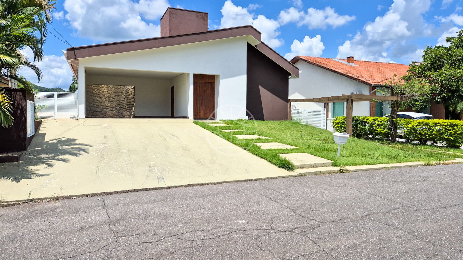 Casa Condomínio - situada em um lote privilegiado com fundo para a preservação permanente da Mata Atlântica e da Estrada Parque.