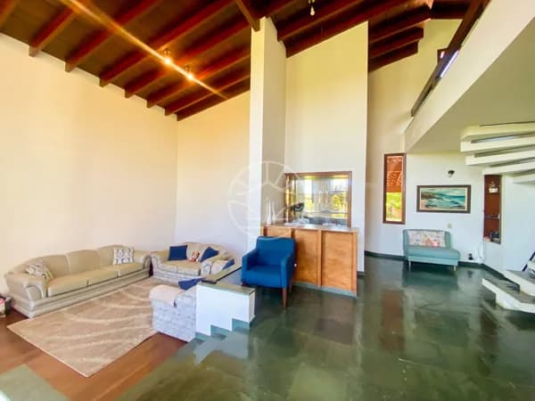 Casa, estilo chácara, em condomínio fechado