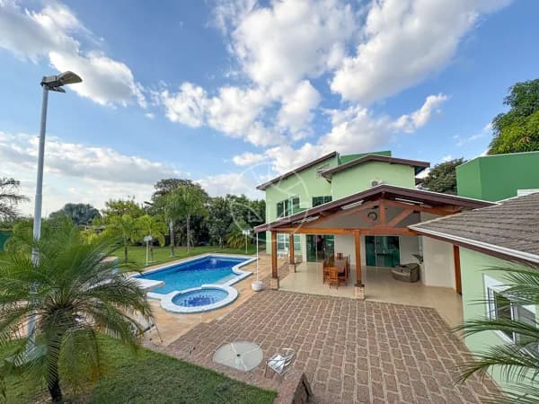 Casa Espaçosa com 6 suítes, em Condomínio em Salto/SP