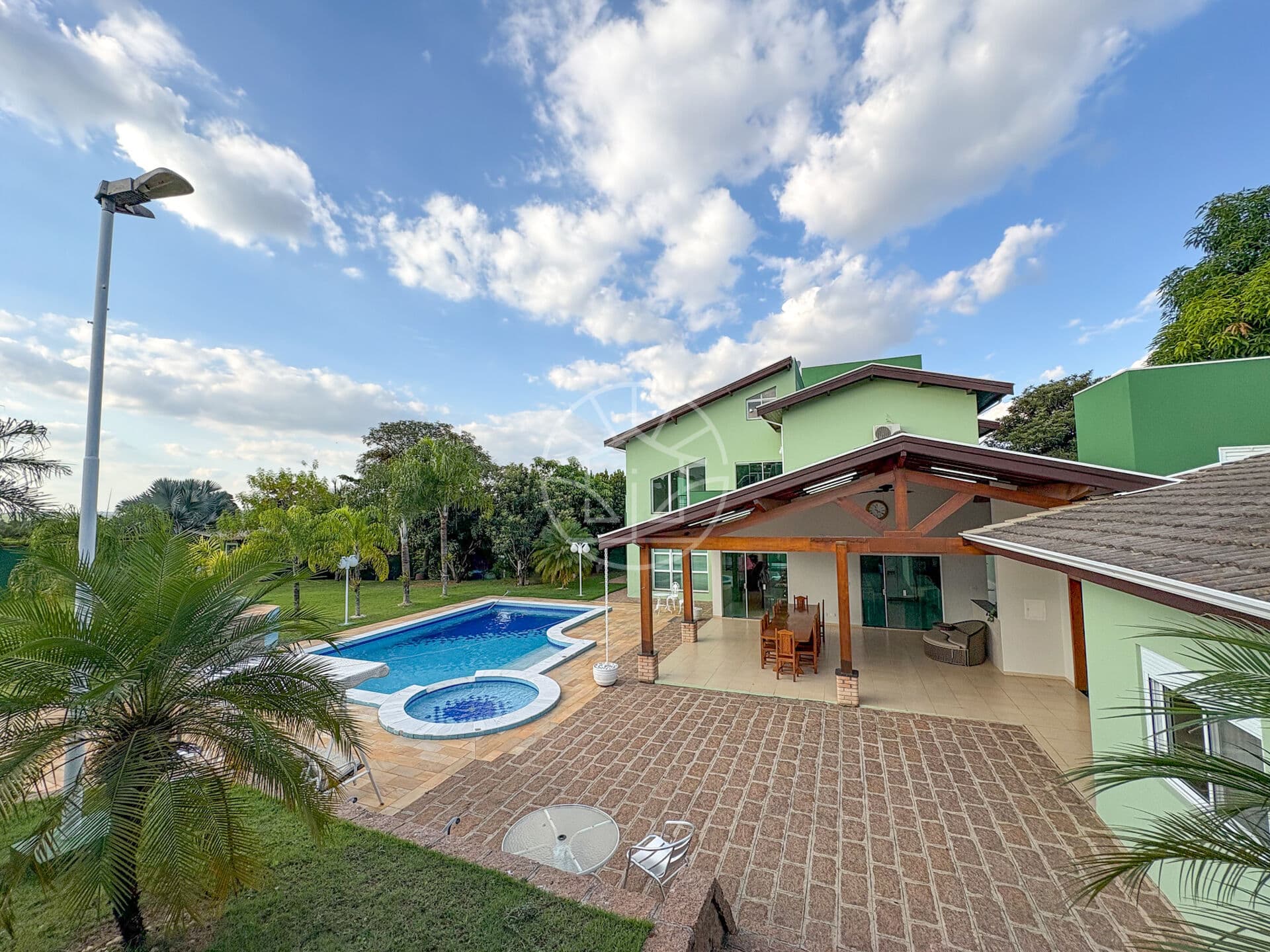 Casa Espaçosa com 6 suítes, em Condomínio em Salto/SP