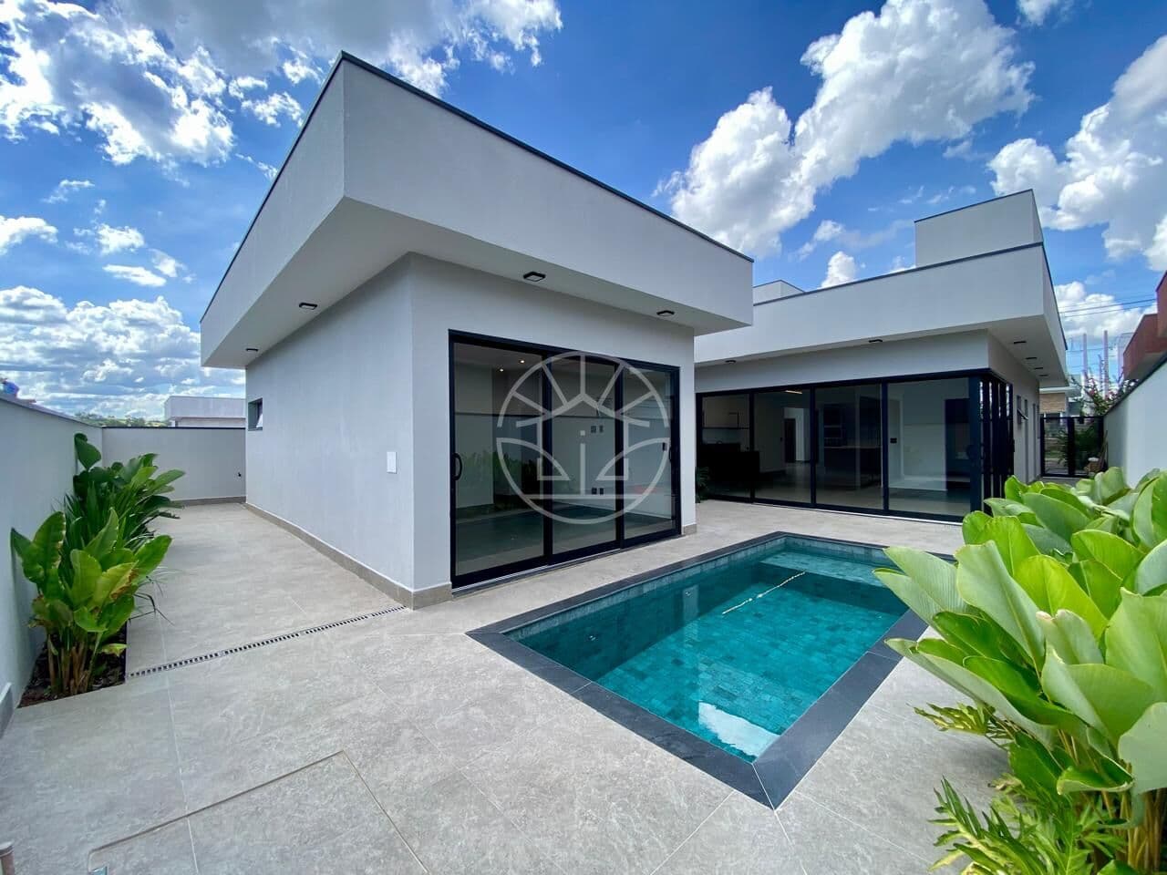 Casa em Condomínio para investimento, em Salto/SP
