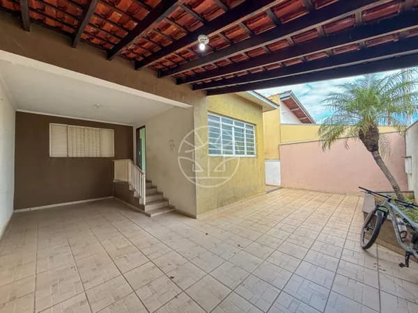 Casa com 3 dormitórios e edícula no Bairro Estação- Salto/SP