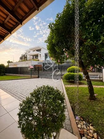 Residência plana, averbada, com piscina no Saguaçu