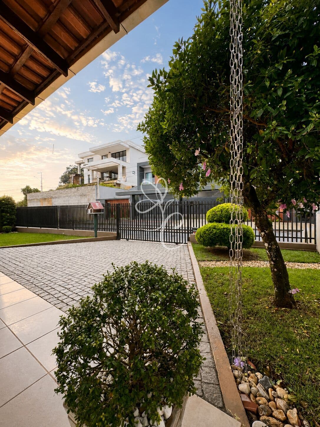 Residência plana, averbada, com piscina no Saguaçu