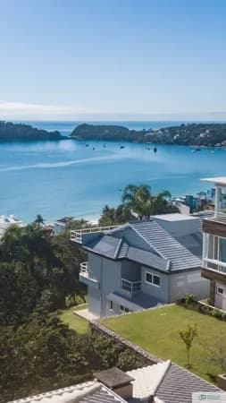 CASA COM VISTA PANORÂMICA PARA O MAR NO CENTRO DE BOMBINHAS/SC