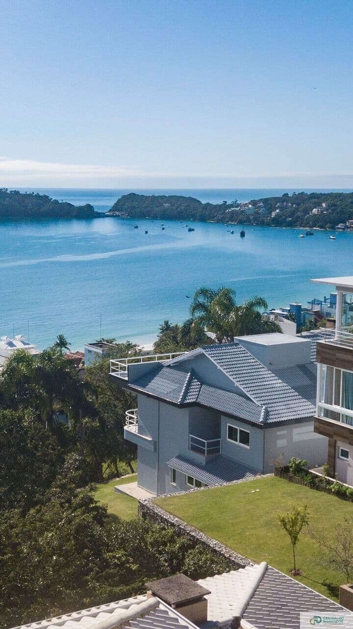 CASA COM VISTA PANORÂMICA PARA O MAR NO CENTRO DE BOMBINHAS/SC