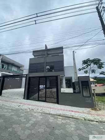 Casa Nova GerminadaTriplex com 03 Suítes e Alto Padrão de Acabamento em Bombas