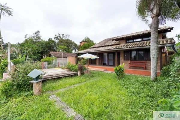 Casa à Venda em Bombinhas com Amplo Terreno e Área Verde José Amândio - Bombinhas/SC