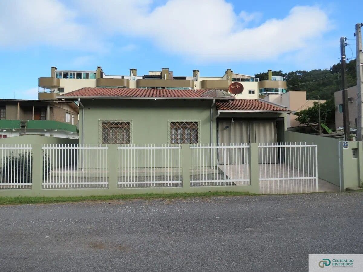 Barbada! Casa à Venda à 200m da Mar em Bombas - Bombinhas/SC!