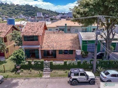OPORTUNIDADE!!! 02 CASAS E 02 TERRENOS NO CENTRO DE BOMBINHAS!!!