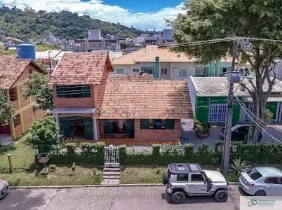 OPORTUNIDADE!!! 02 CASAS E 02 TERRENOS NO CENTRO DE BOMBINHAS!!!
