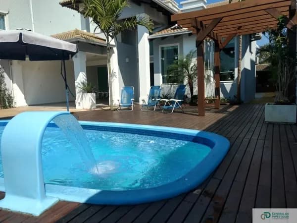 Casa Alto Padrão com 04 Suítes à 100 metros da Praia do Mariscal