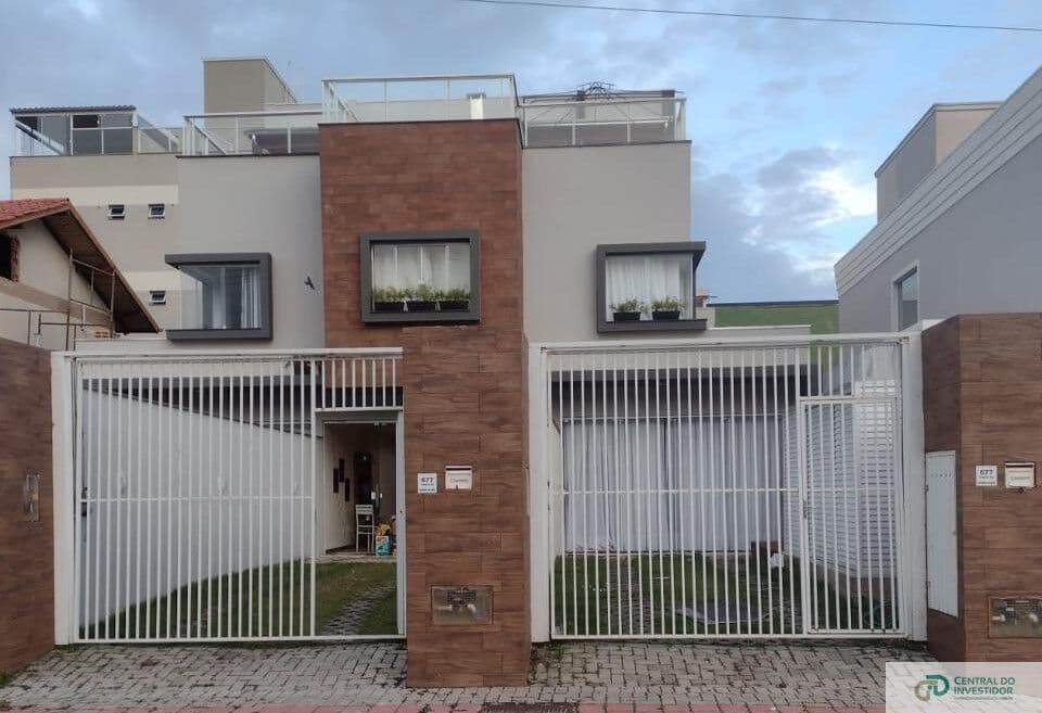 Sobrado Triplex com 03 dormitórios na praia de Mariscal em Bombinhas - SC