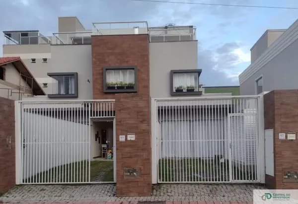 Sobrado Triplex com 03 dormitórios na praia de Mariscal em Bombinhas - SC