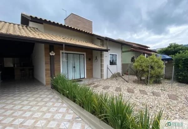 Ampla Casa com Piscina Bem Pertinho do Mar em Zimbros - Bombinhas/SC