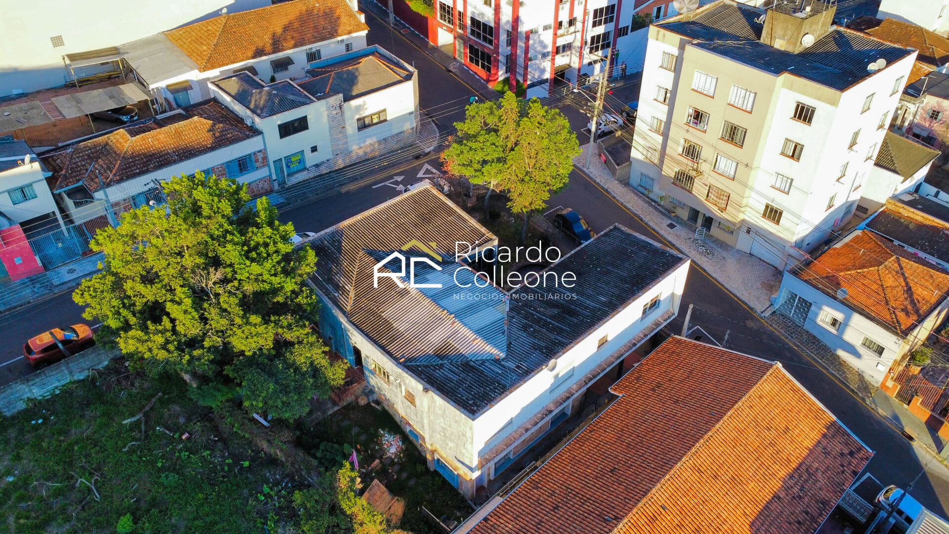 Casa/Terreno no Centro, 491,62m2. Na esquina do Ginásio Borell.