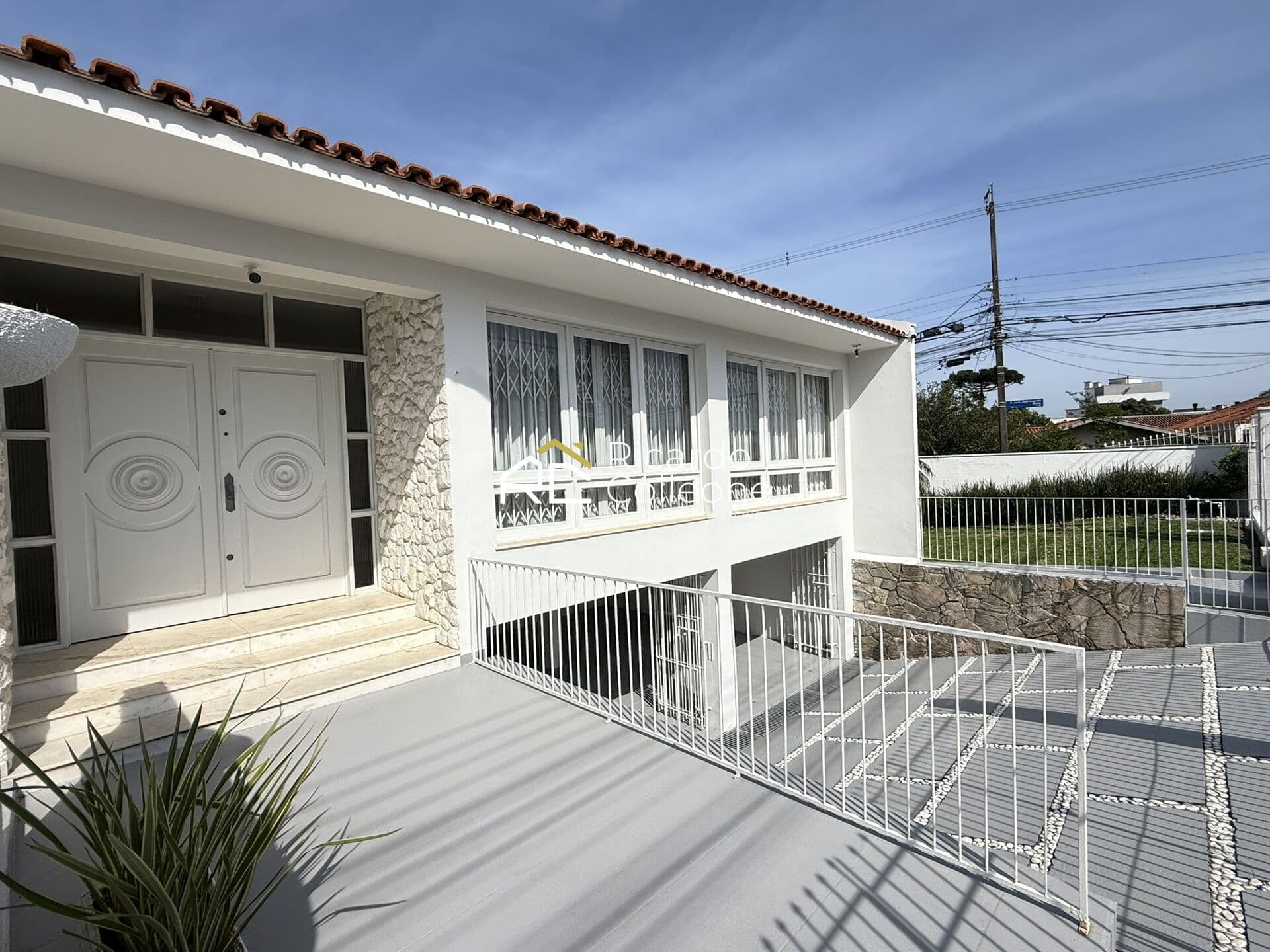 Casa Padrão no Portão, 220m2, 3 Quartos sendo 1 Suíte, 3 Vagas Cobertas.