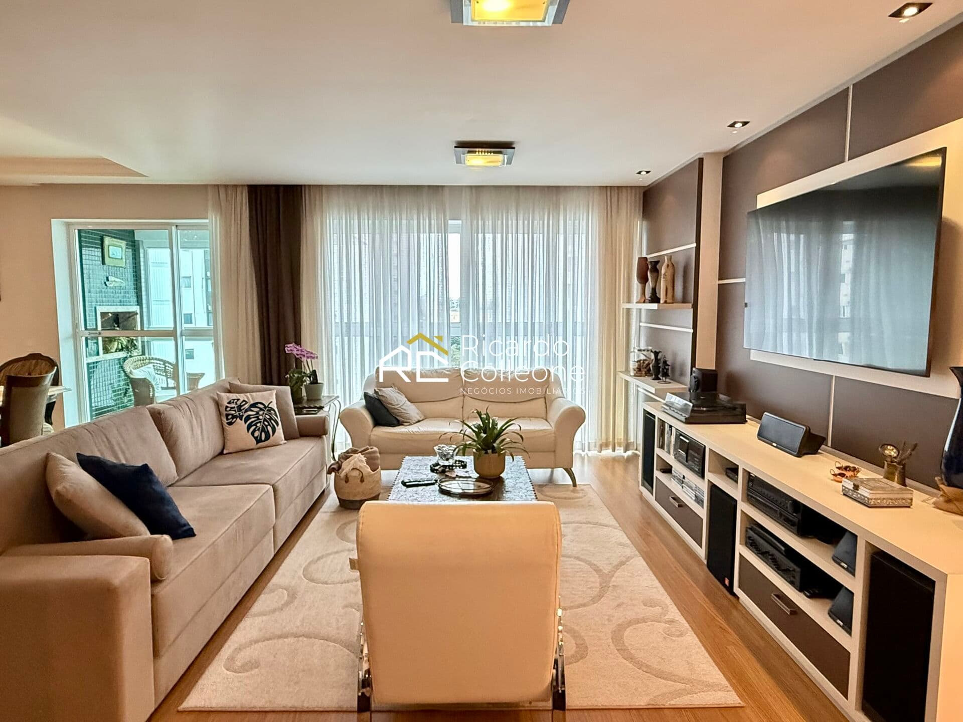 Apartamento Alto Padrão, Façe Norte, 177m2, 4 Quartos, 2 Suítes, 2 vagas.