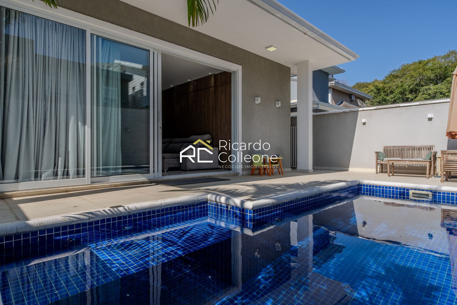 Casa em Condomínio Fechado, São Braz, 312m2, 04 Suítes, Piscina.