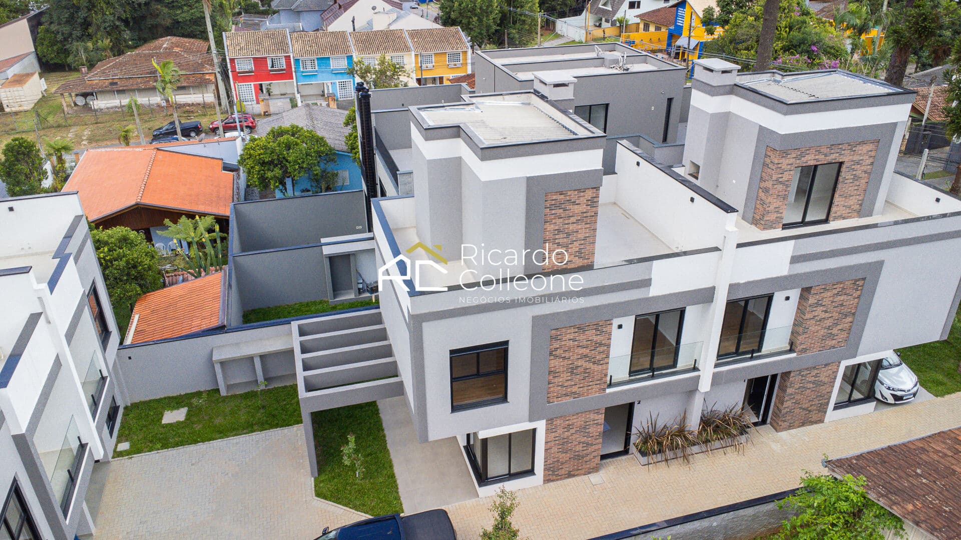 Casa em Condomínio Fechado, 158m2, 04 Quartos, 02 Suítes.