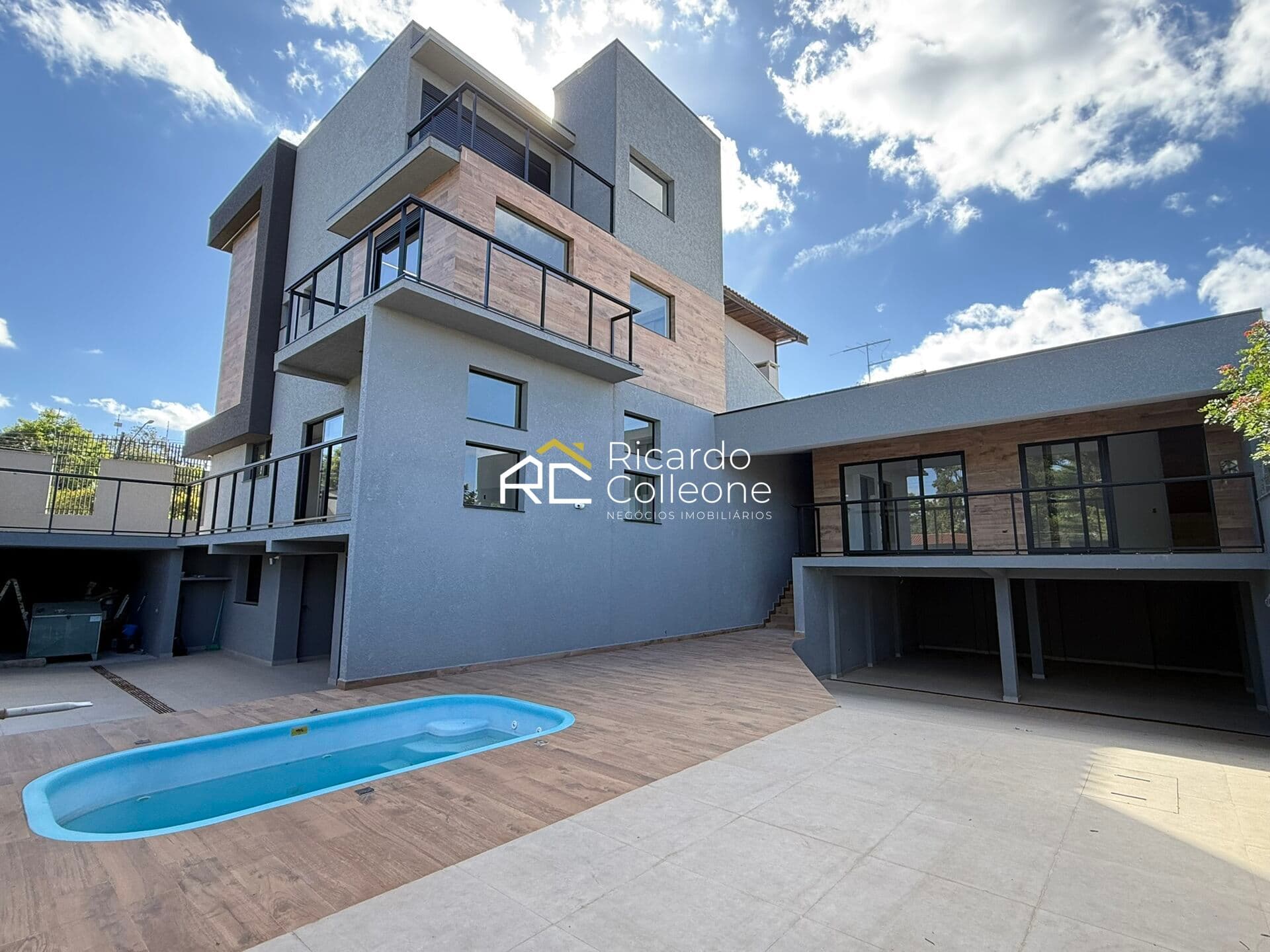 Casa Alto Padrão 400m2, 4 Quartos sendo 2 Suites, Piscina, Churrasqueira