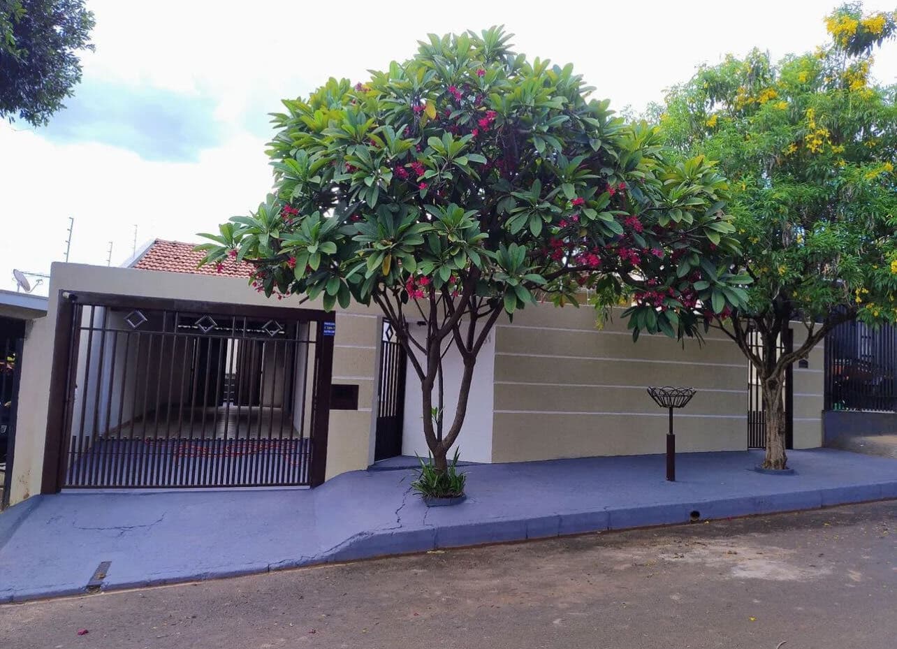 Casa com edícula