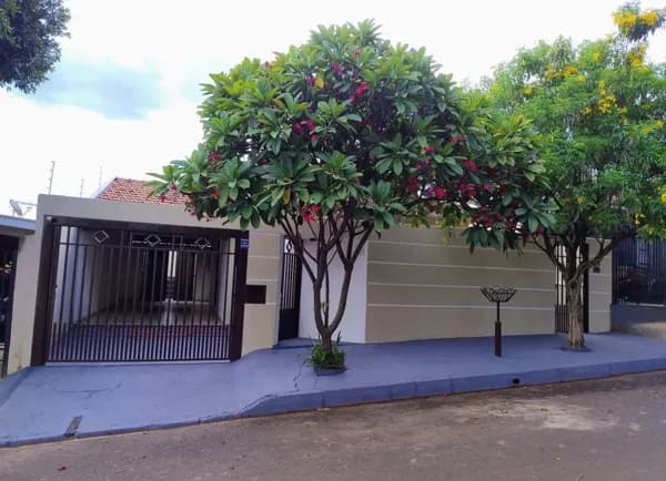 Casa com edícula