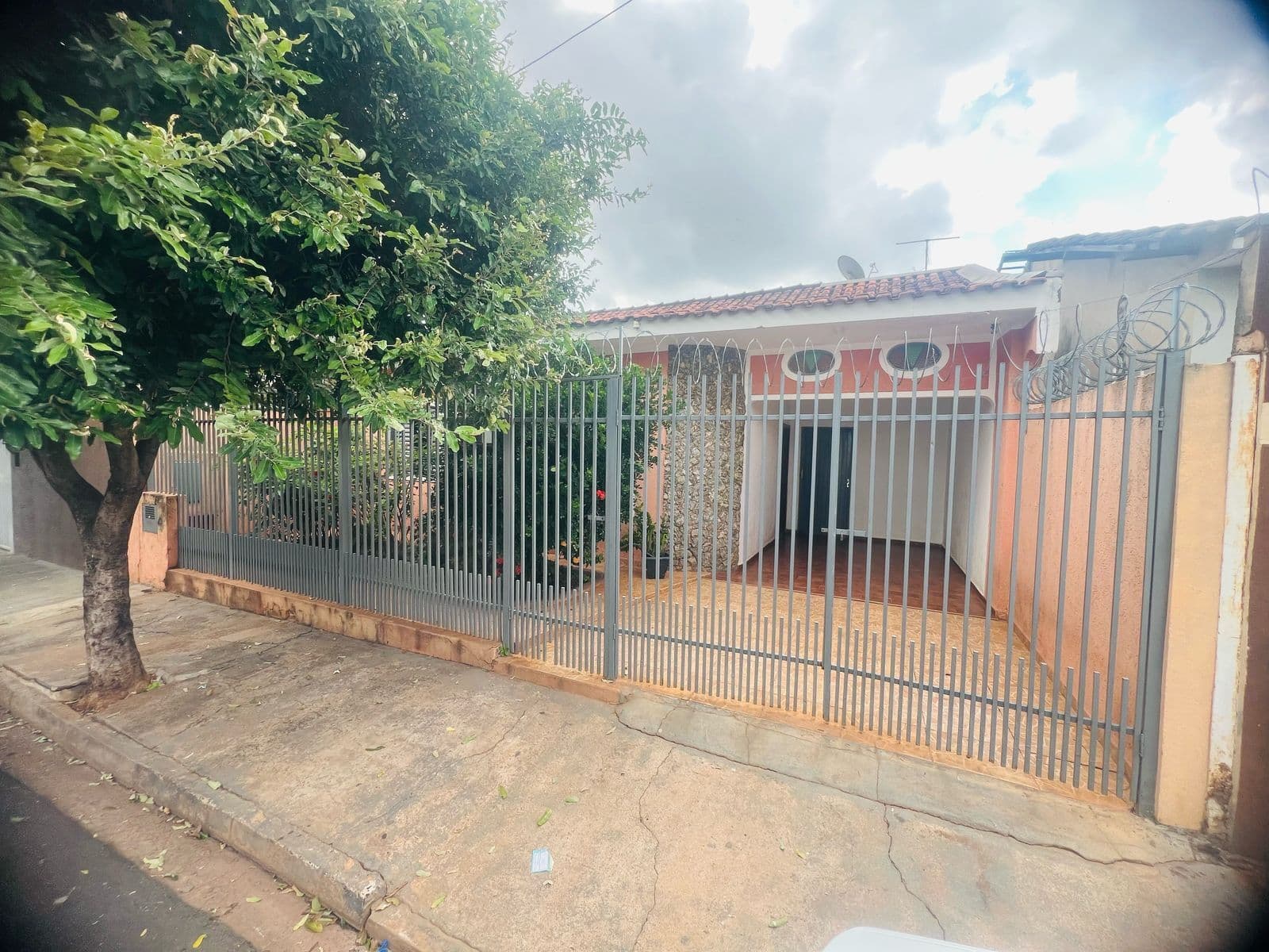 Casa com edícula no Solo Sagrado