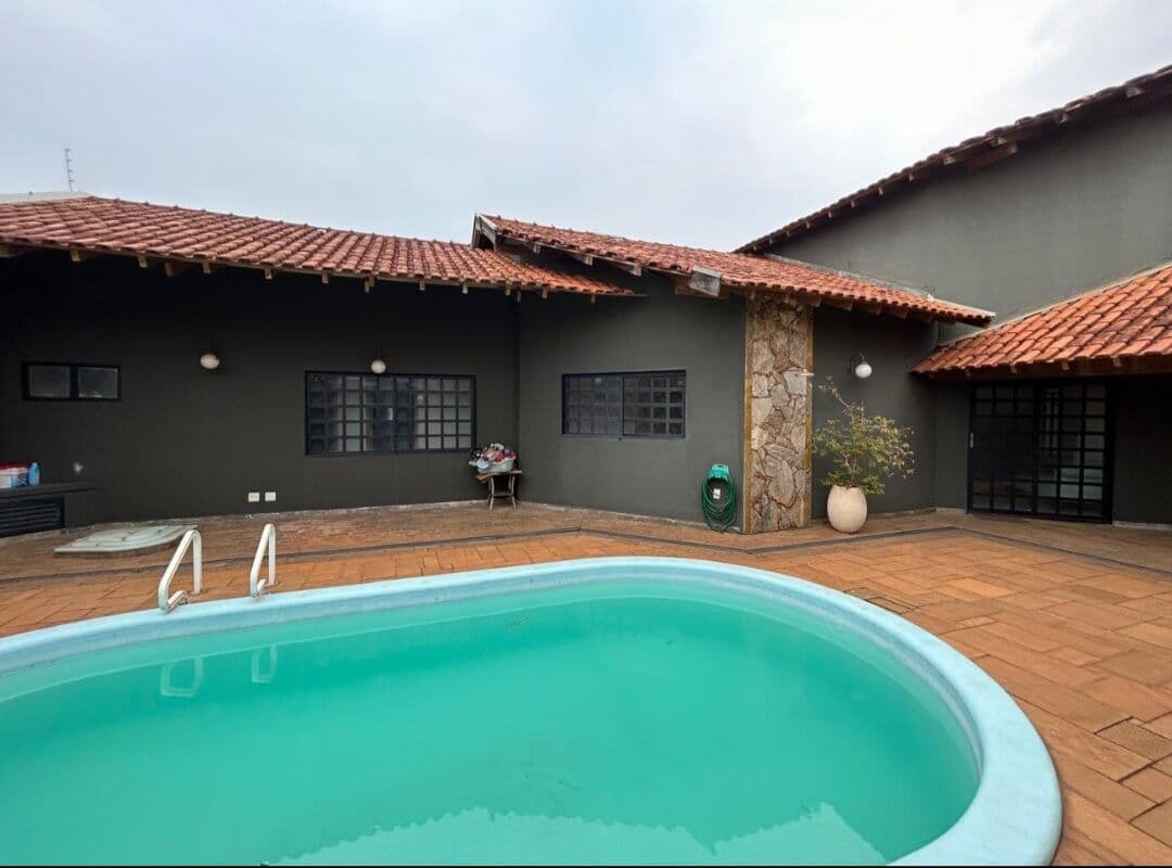 Casa 3 dormitórios e piscina - Jardim Tarraf II