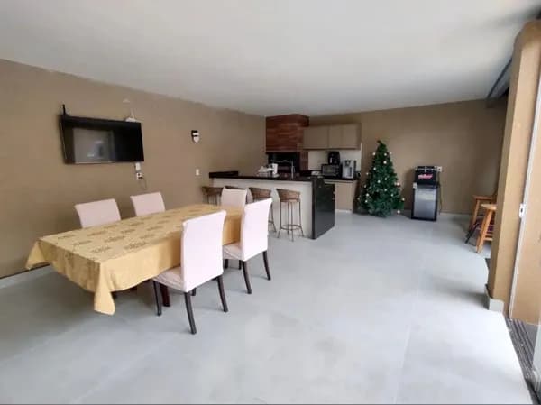 LINDA CASA NA ZONA LESTE – MODERNA, COMPLETA E COM ÁREA DE LAZER