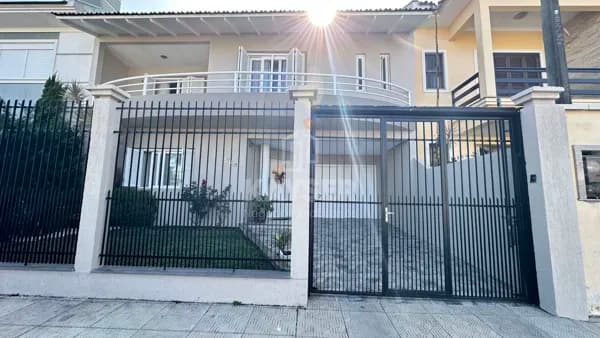 Casa com 04 quartos no bairro Monte Carlo