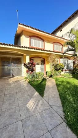 Casa com 4 quartos no centro de Cachoeirinha