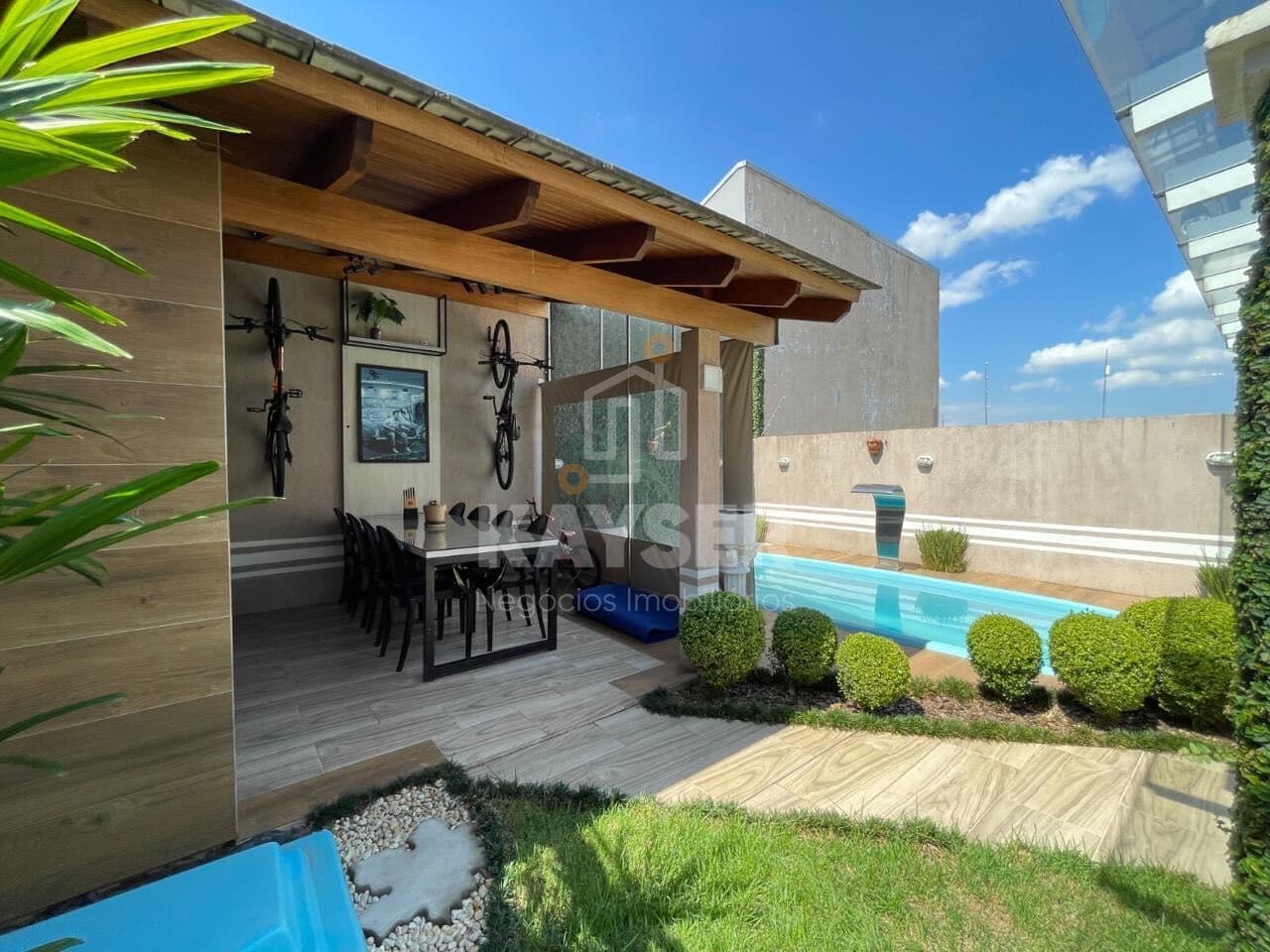 Casa no bairro Ibiza com piscina e espaço gourmet