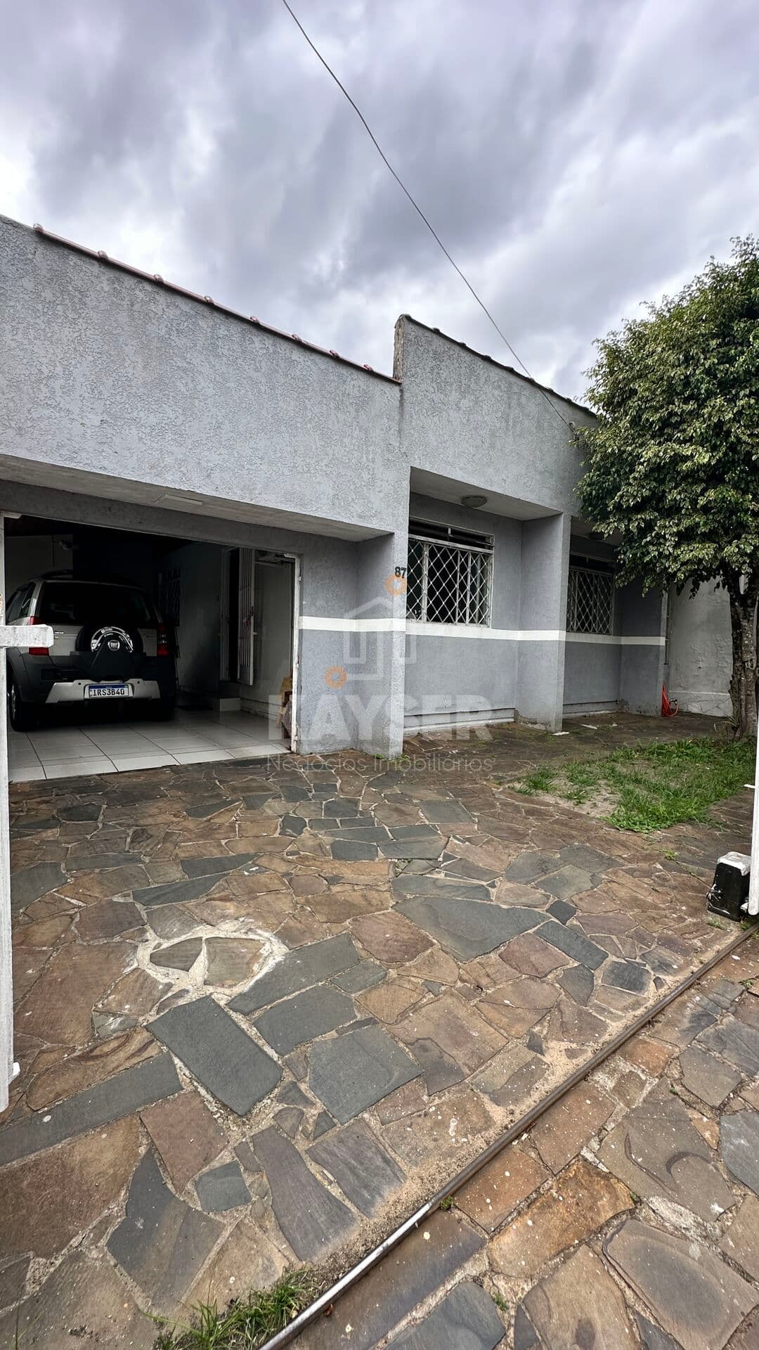 Casa de esquina com piscina em Gravataí