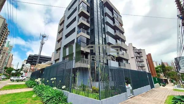 Apartamento 200 metros do Clube Curitibano
