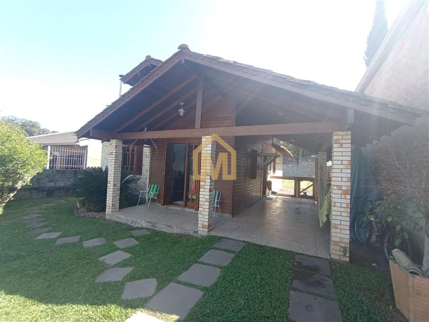 LINDA CASA NO BAIRRO BELA VISTA EM CAXIAS DO SUL COM 3 DORMITÓRIOS E SUÍTE - TERRENO 360m²