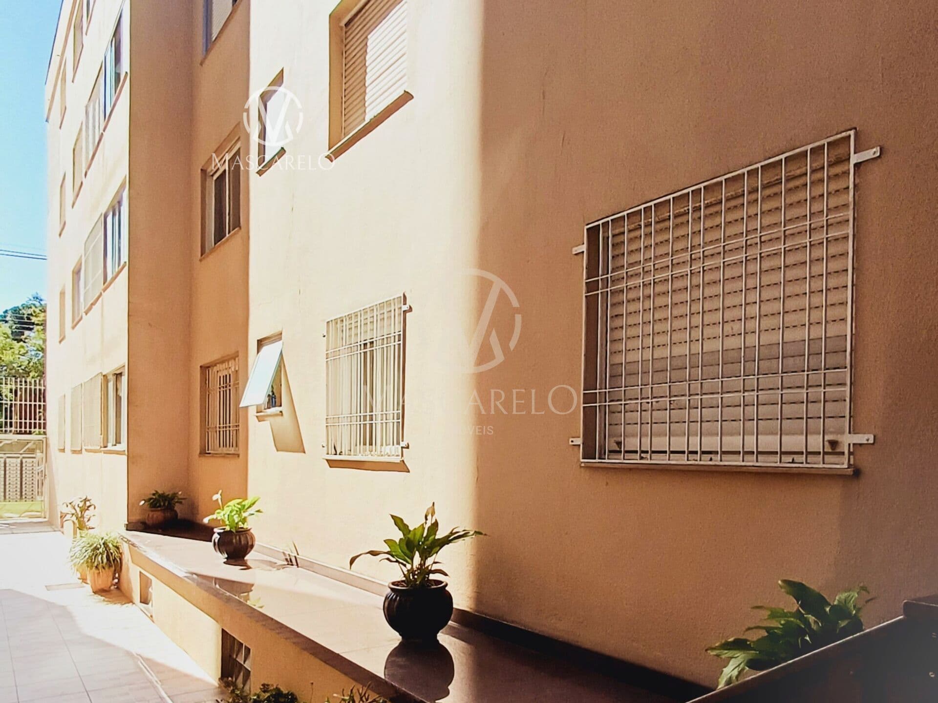 Apartamento com 2 dormitórios semimobiliado e garagem no Bairro Lourdes em Caxias do Sul