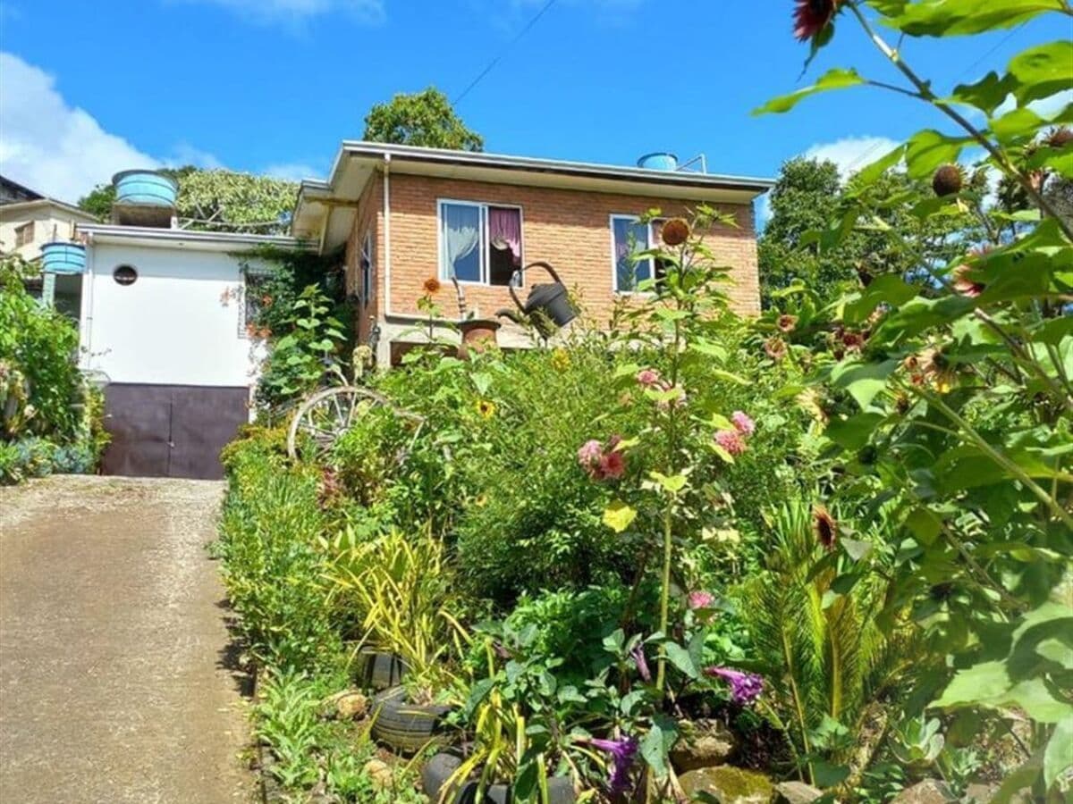 R$ 440.000 - Casa alvenaria com sala e cozinha campeira no Bairro Salgado Filho - Caxias do Sul/RS