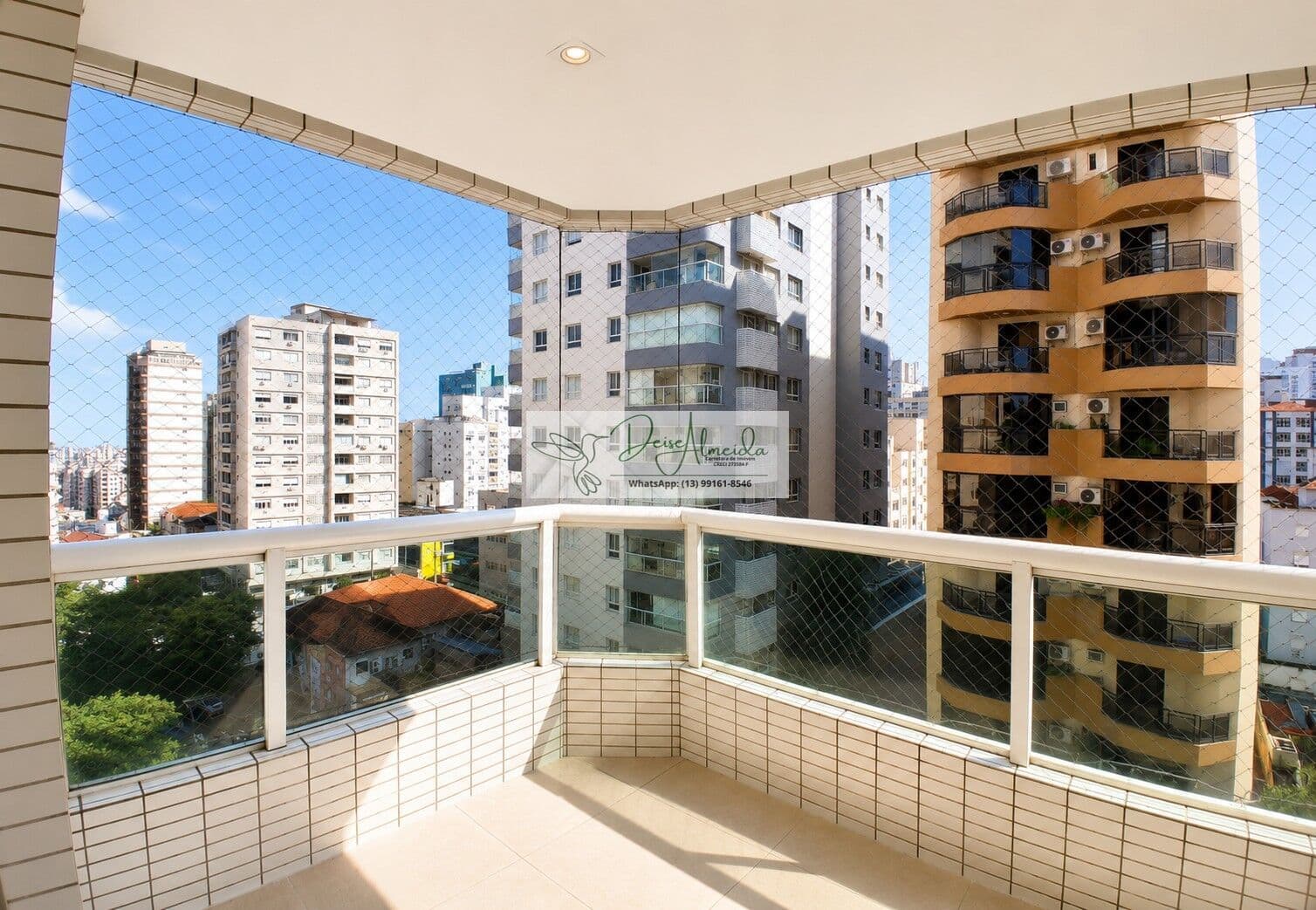Apartamento à venda, 01 quadra e meia da praia no bairro Pompéia, Santos/SP., com 3 Quartos (1 suíte), 3 banheiros, varanda grill e 2 vagas de garagem.