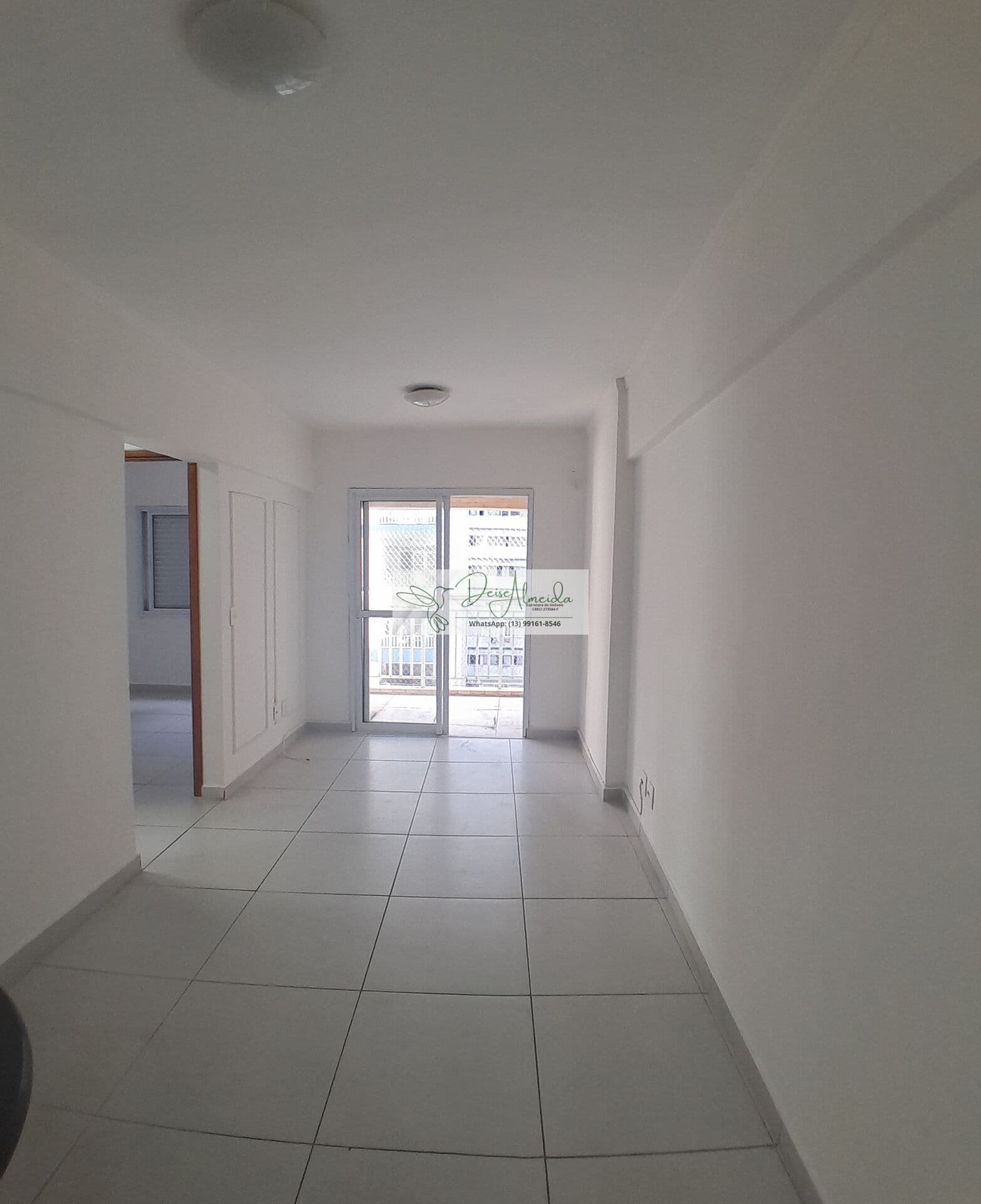 Apartamento para morar ou investir com 02 Quartos- Sala com Varanda - José Menino - 01 Quadra da praia