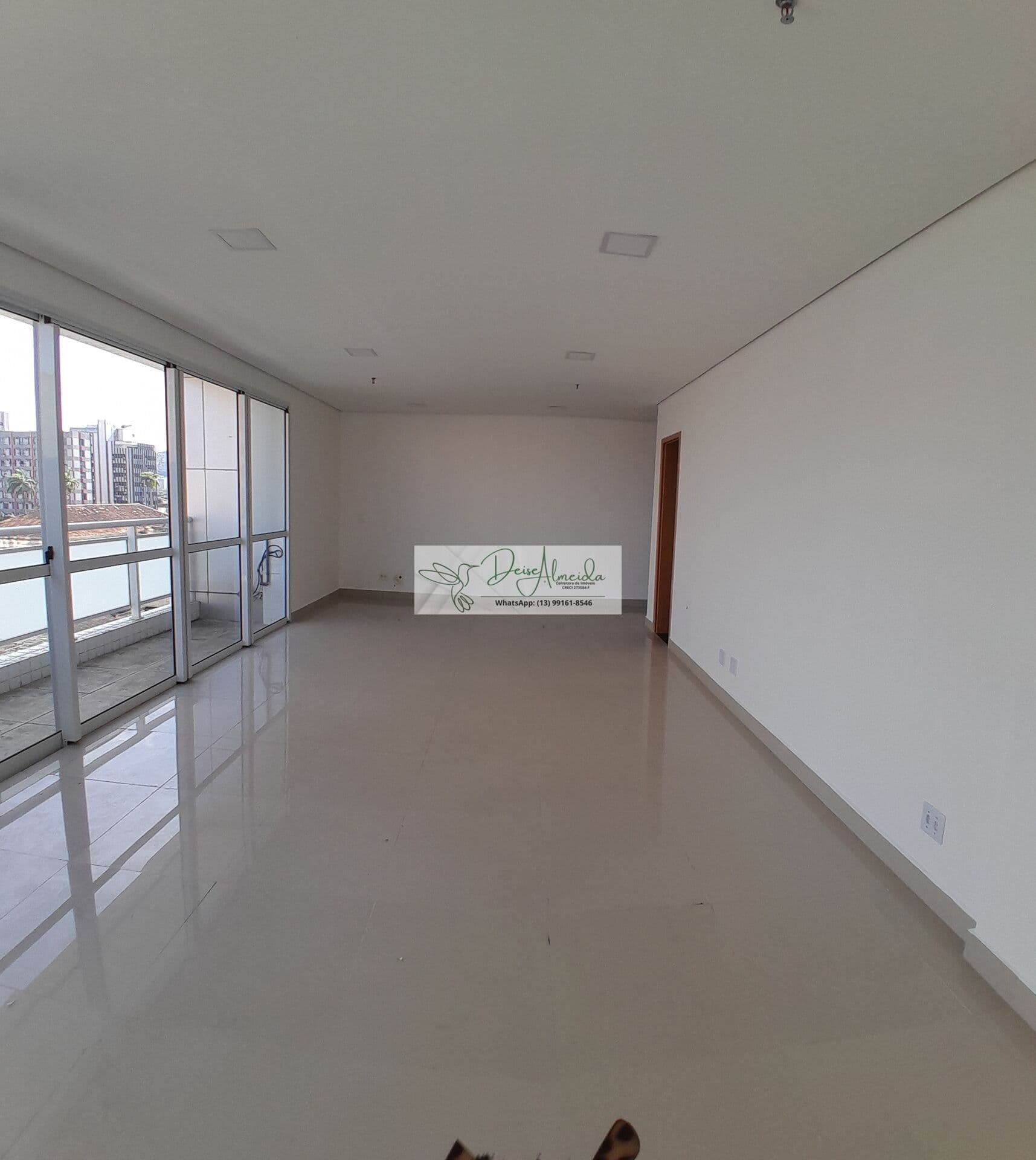 Sala Comercial à venda - vista Livre- banheiro- 01 vaga de garagem- varanda -Portaria 24 h.
