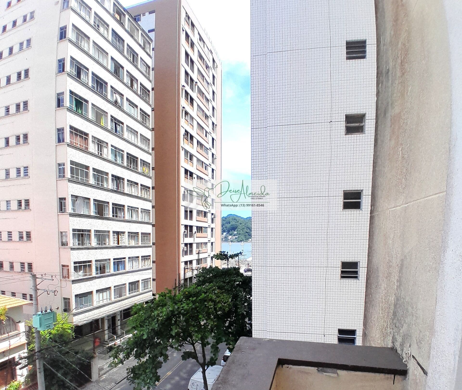 Apartamento à venda com 125m². O imóvel frente, conta com três quartos com sacada, sendo duas suítes, sala ampla para 02 ambientes, cozinha, área de serviço ampla, 03 banheiros e dependência completa. Localizado a poucos metros da Praia de Gonzaguinha c
