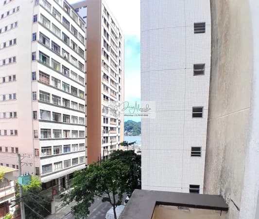 Apartamento à venda com 125m². O imóvel frente, conta com três quartos com sacada, sendo duas suítes, sala ampla para 02 ambientes, cozinha, área de serviço ampla, 03 banheiros e dependência completa. Localizado a poucos metros da Praia de Gonzaguinha c