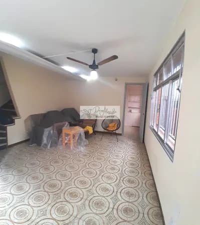Sobrado à venda, na quadra da Praia do Bairro Embaré - Santos/SP. Com 2 Quartos e 2 banheiros, garagem para 02 carros, edícula.