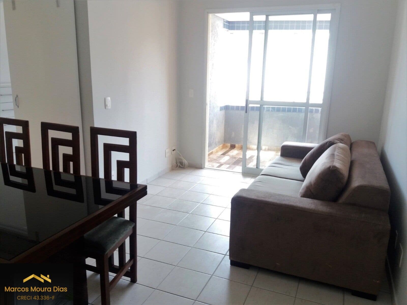 Apartamento na Pompeia com 2 dormitórios (1 suíte) e 2 vagas, próximo ao Sesc Pompeia. Edifício com portaria 24h e lazer