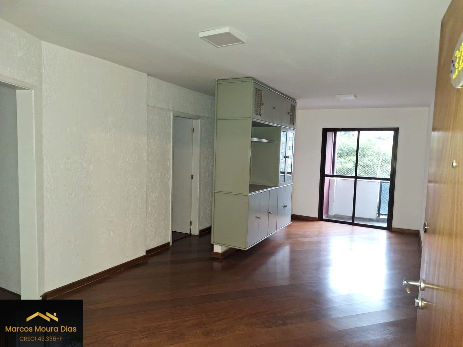 Apartamento com sacada em Pinheiros, 2 dormitórios ( 1 suíte) e 2 vagas,Edifício com Portaria 24 hs, Gerador e Lazer