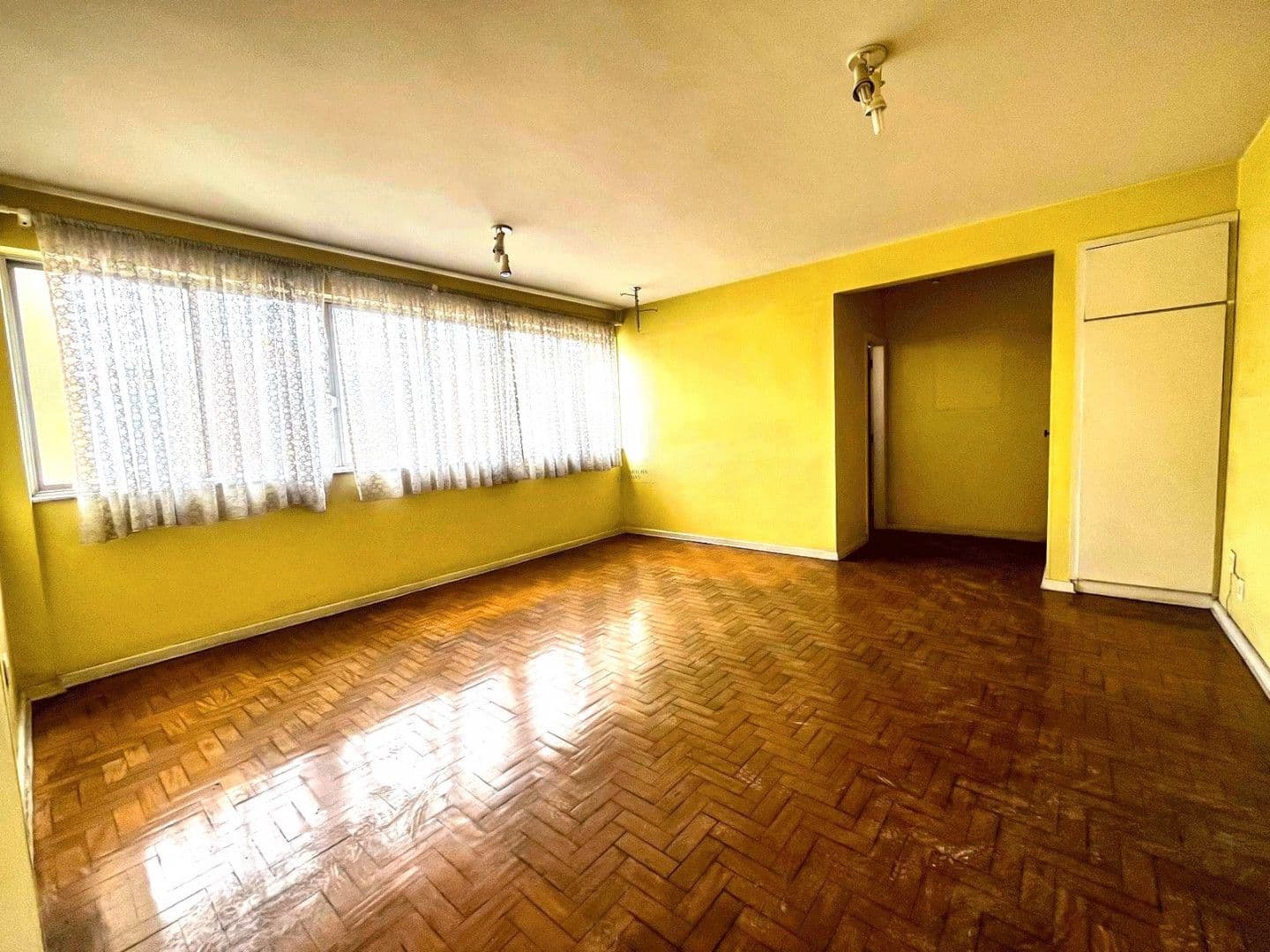 Apartamento no Bairro Paraíso com 2 dormitórios com armários + 1 Quarto auxiliar, 1 vaga de garagem, gerador e Portaria 24 hs