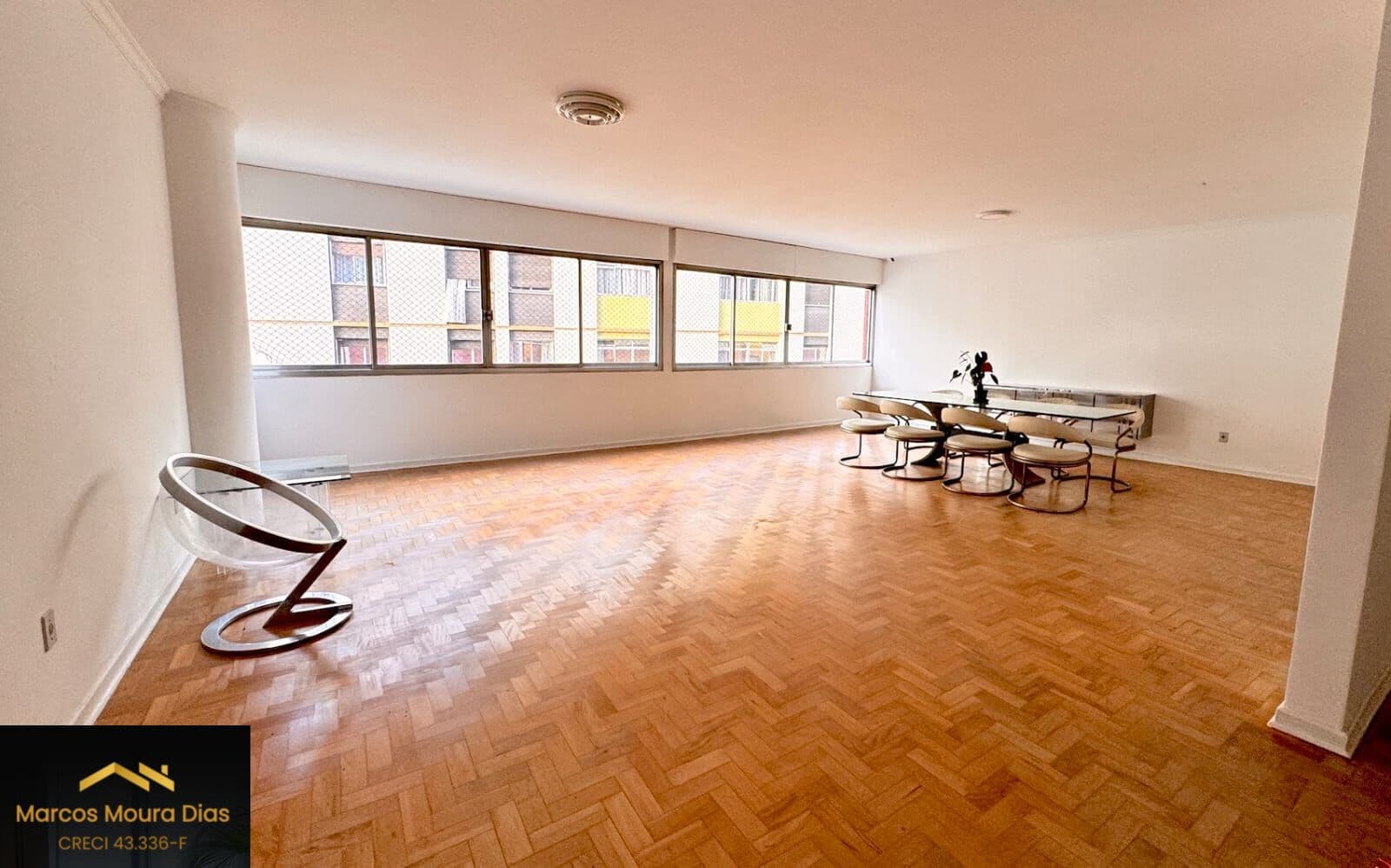 Apartamento Amplo na Avenida Angélica, 4 dormitórios (2 SUÍTES), possui Hidro e closet. Edifício com 2 Vagas de Garagem
