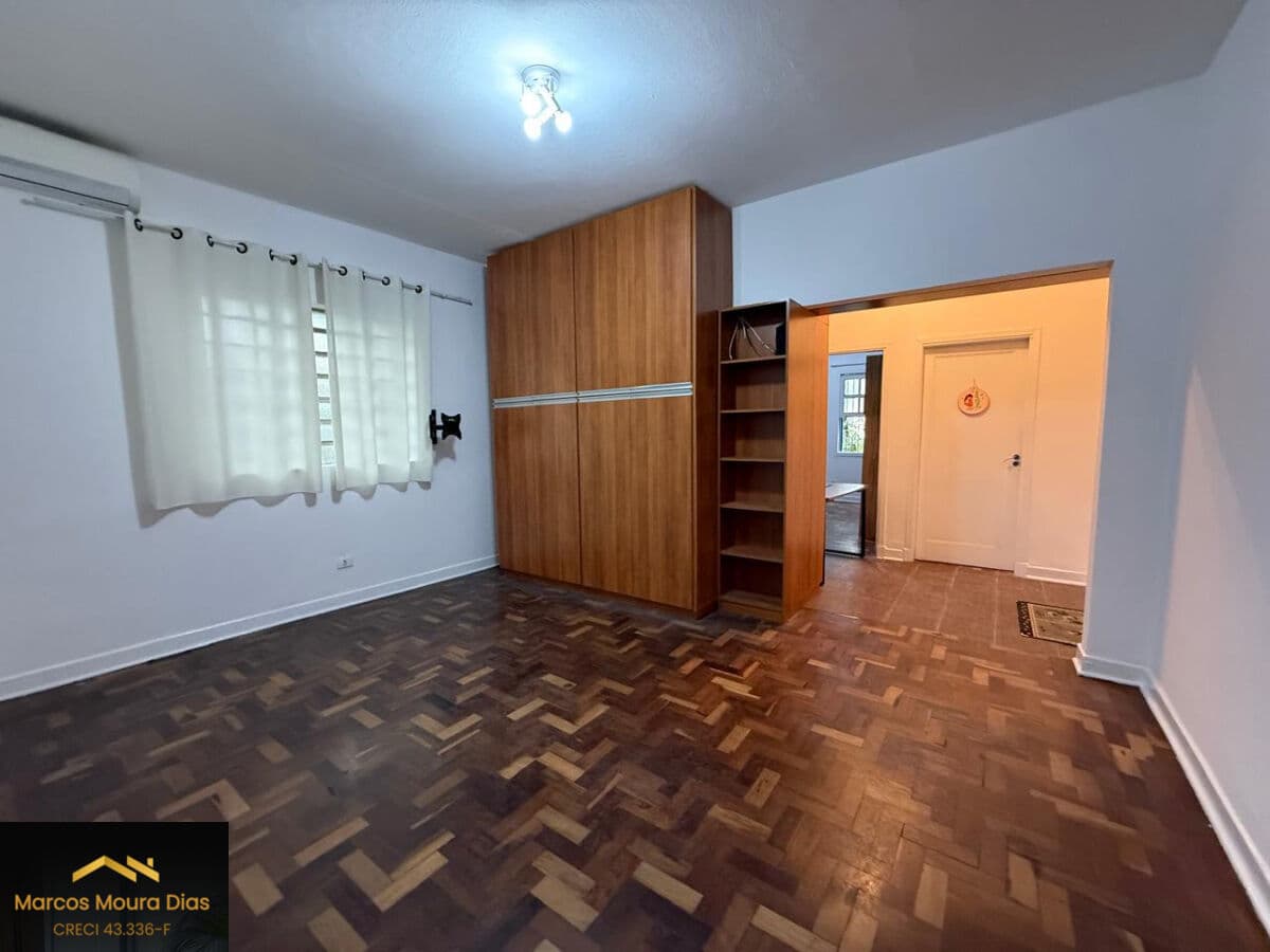Apartamento Lapa 75 m², 2 Dormitórios e 1 Vaga de Garagem. Edifício com arquitetura tradicional e espaço verde