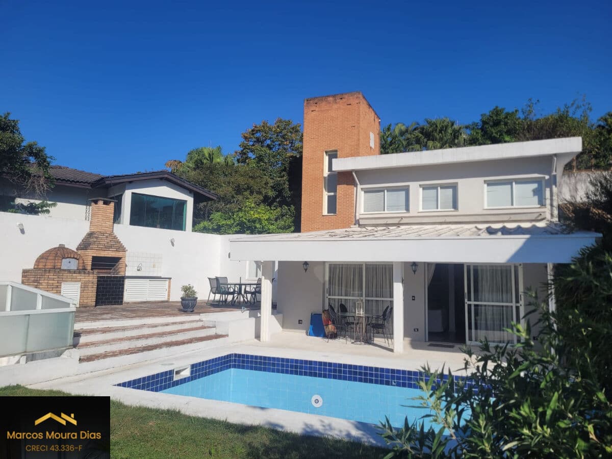 Casa no Parque dos Príncipes com 3 suítes, 236 m² de área constrúida em 462m² de terreno. Piscina e Churrasqueira